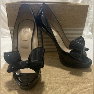 Gorgeous Black Patent Leather Valentino Garavani size 36.5 (size 6 us) heels